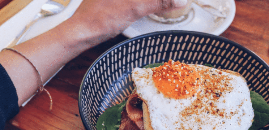 Hole-in-the-Wall Café with Cult Bagel Brand, Delivery Platforms & Growth Potential